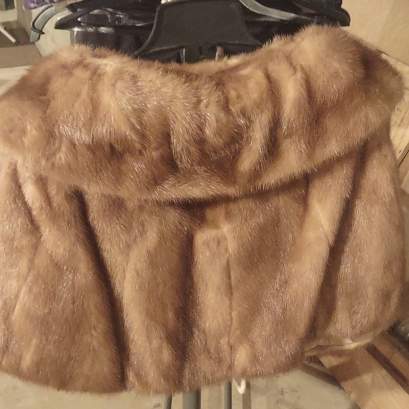 Beautiful  beige, fox fur over coat/shaw from Flemington furs in size small. - Picture 4 of 4